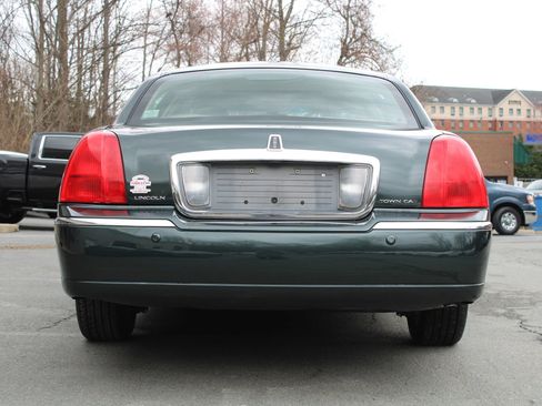 Used 2003 Lincoln Town Car Signature image 5