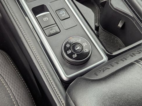 Used 2023 Nissan Pathfinder SV image 30