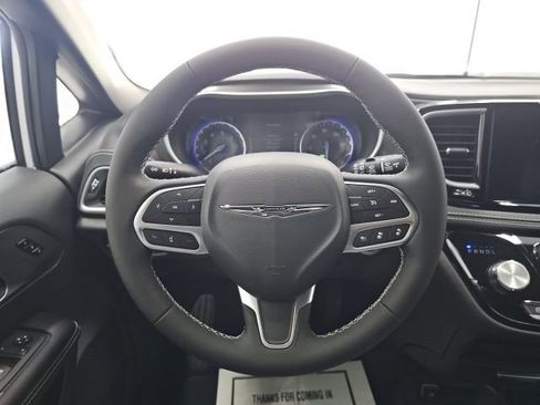 New 2026 Chrysler Pacifica Select image 26