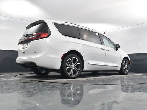 New 2026 Chrysler Pacifica Pinnacle w/ Trailer Tow Group AWD/4WD image 55
