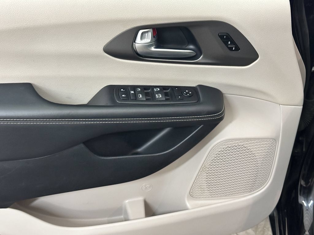 Used 2024 Chrysler Pacifica Touring-L FWD image 21