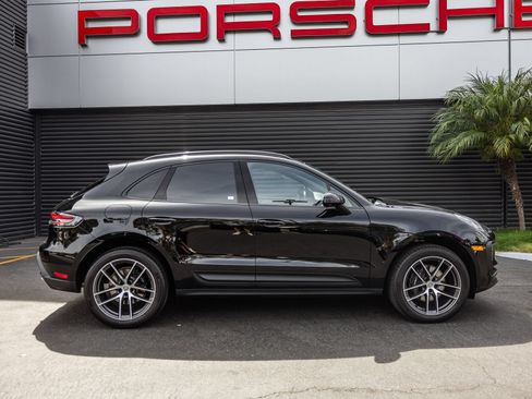 Certified 2026 Porsche Macan AWD/4WD image 10