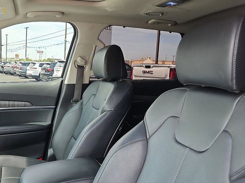 Used 2024 Kia Telluride EX w/ EX Captain's Chair Package FWD image 13