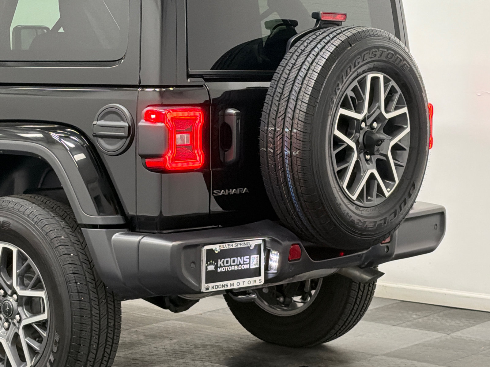 Used 2025 Jeep Wrangler Unlimited Sahara AWD/4WD image 7