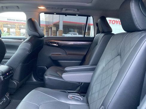 Used 2023 Toyota Highlander Platinum AWD/4WD image 11