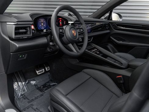 New 2026 Porsche Macan 4S Electric image 4