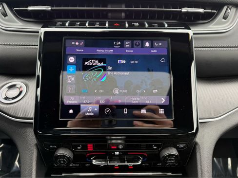 Used 2025 Jeep Grand Cherokee Altitude AWD/4WD image 16