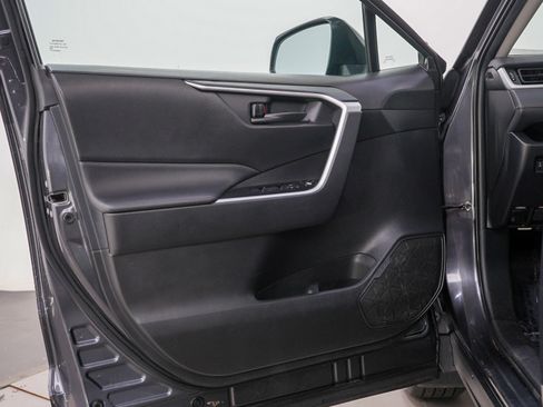 Used 2021 Toyota RAV4 LE AWD/4WD image 19