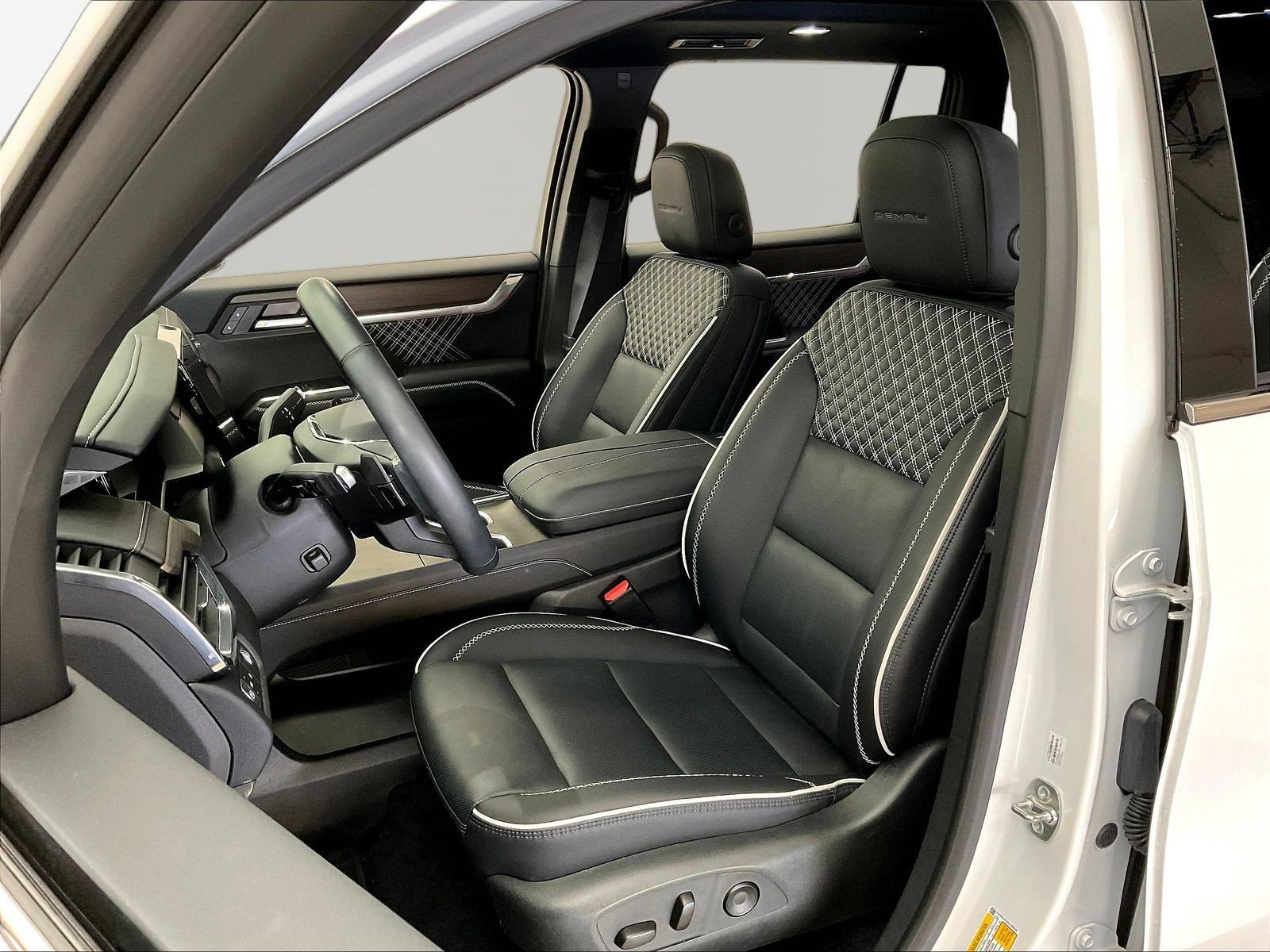 Used 2025 GMC Acadia Denali FWD image 21
