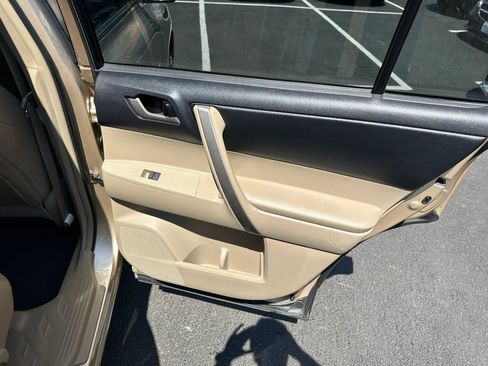 Used 2011 Toyota Highlander SE w/ Tow Pkg image 14