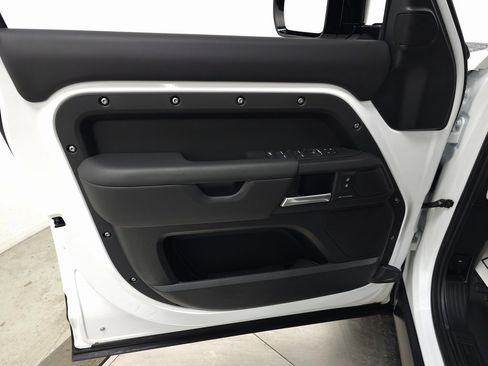 Used 2025 Land Rover Defender 110 S image 15