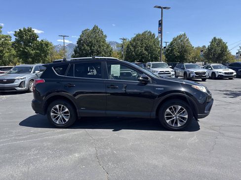 Used 2018 Toyota RAV4 XLE AWD/4WD image 4