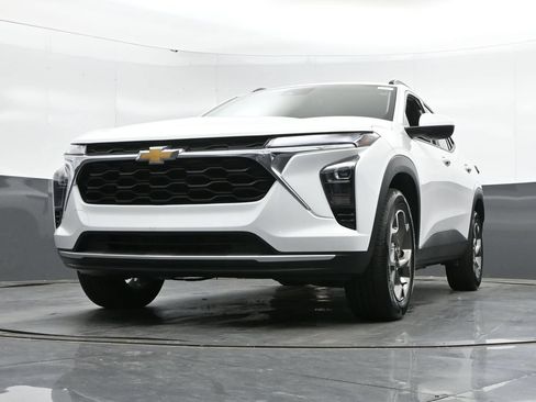 Used 2025 Chevrolet Trax LT FWD image 42