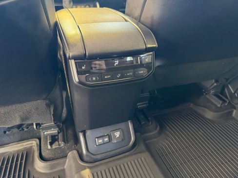 Used 2023 Toyota Highlander Platinum image 17