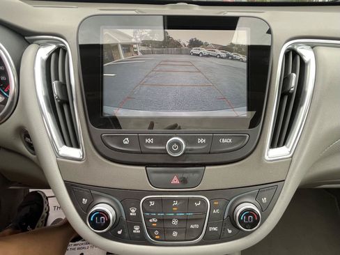 Used 2018 Chevrolet Malibu Premier w/ Premier Sun and Wheel Package FWD image 10