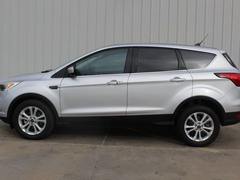 Used 2019 Ford Escape SE image 2