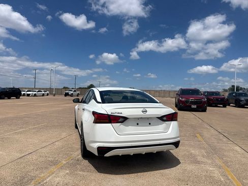 Certified 2025 Nissan Altima 2.5 SV FWD image 15