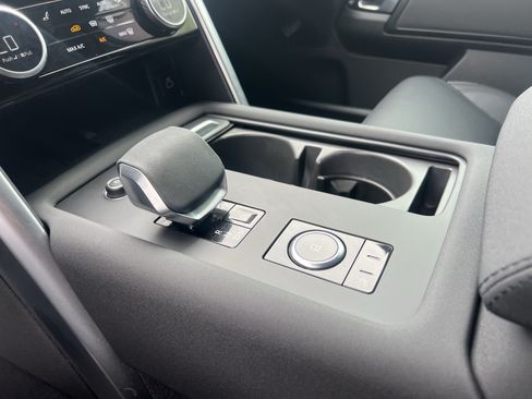Certified 2025 Land Rover Discovery S AWD/4WD image 28