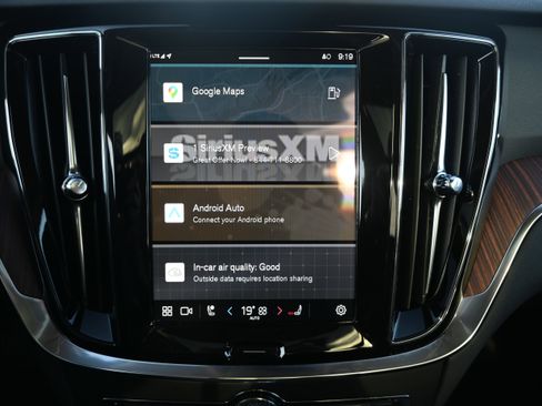 Used 2025 Volvo V60 B5 Cross Country Plus image 30