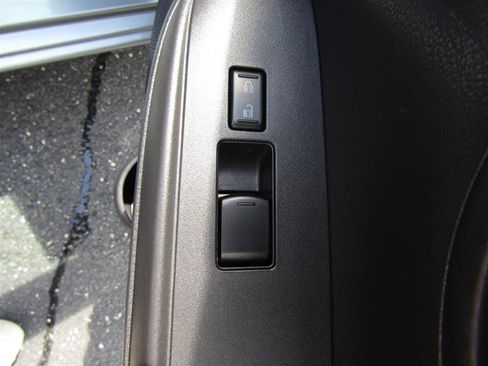 Used 2013 Nissan Versa SV w/ Convenience Pkg image 24