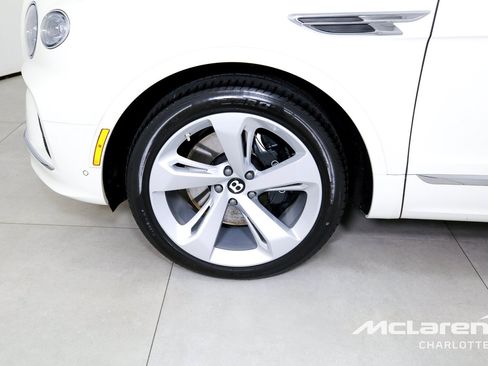 Used 2023 Bentley Bentayga Plug-In Hybrid AWD/4WD image 37