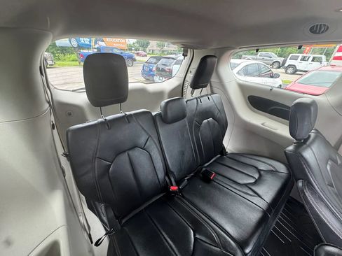 Used 2019 Chrysler Pacifica Touring-L FWD image 25