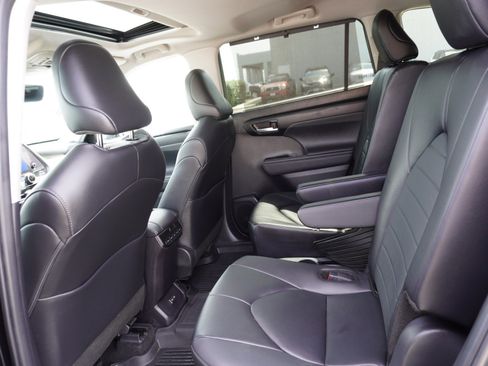 Used 2024 Toyota Highlander XLE image 15