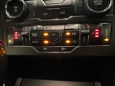 Used 2018 Ford Explorer XLT w/ XLT Appearance Package AWD/4WD image 12