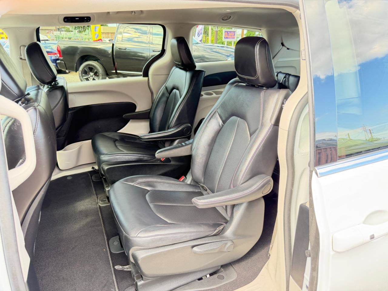 Used 2024 Chrysler Pacifica Limited FWD image 32