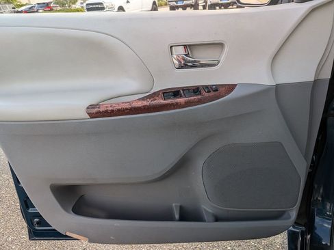 Used 2011 Toyota Sienna XLE w/ Entertainment Pkg FWD image 30