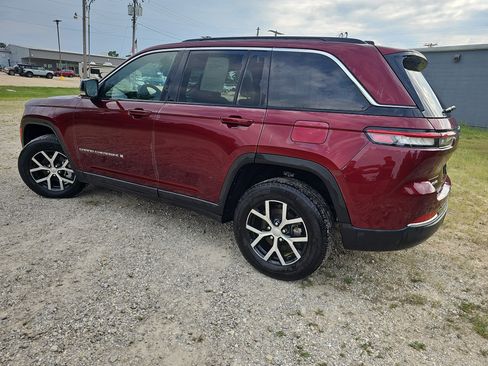 Used 2024 Jeep Grand Cherokee Limited AWD/4WD image 7