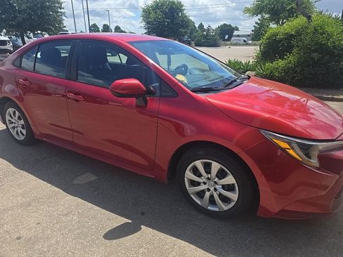 Used 2021 Toyota Corolla LE FWD image 2