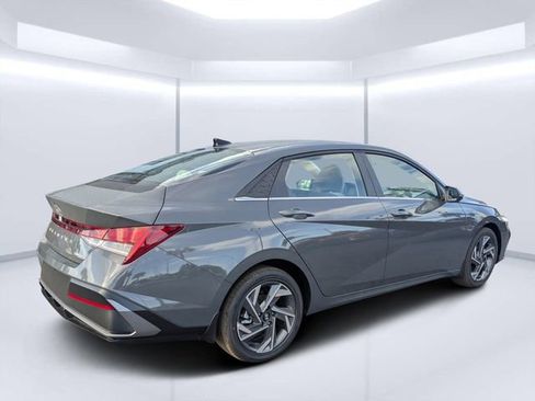 New 2026 Hyundai Elantra Limited FWD image 3