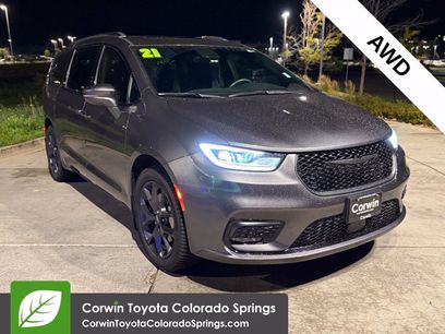 Used 2021 Chrysler Pacifica Limited w/ Uconnect Theater Family Group