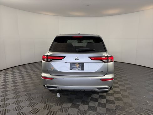 Used 2023 Mitsubishi Outlander SE image 10