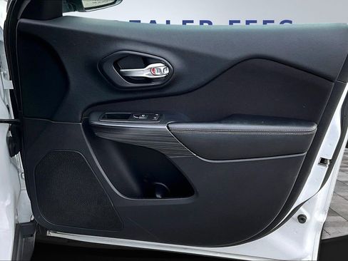 Used 2016 Jeep Cherokee Sport image 28