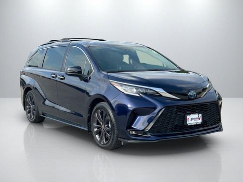 Certified 2022 Toyota Sienna XSE image 3