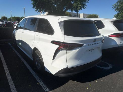 Used 2024 Toyota Sienna LE AWD/4WD image 5