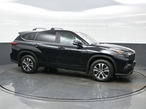 Used 2023 Toyota Highlander XLE AWD/4WD image 7