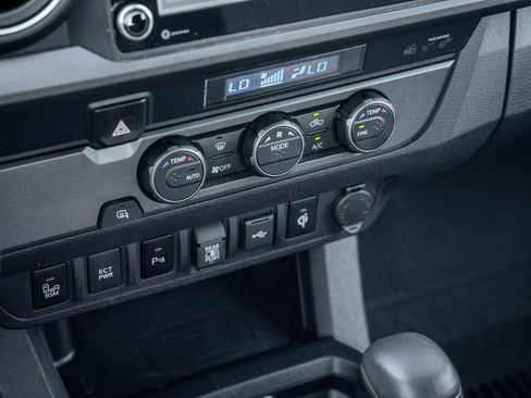 Used 2022 Toyota Tacoma TRD Sport w/ Technology Package RWD image 39