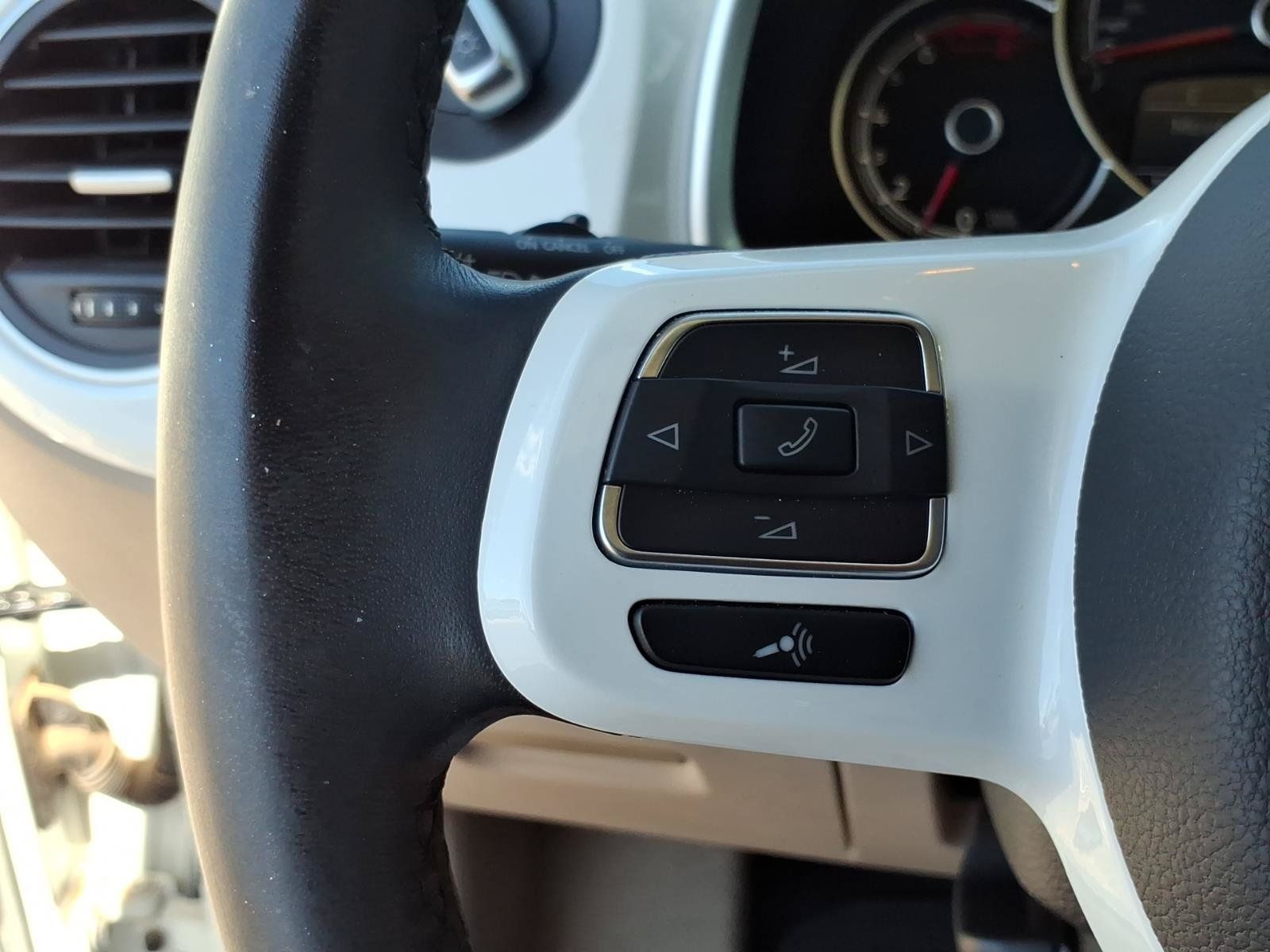 Used 2019 Volkswagen Beetle 2.0T SE FWD image 31