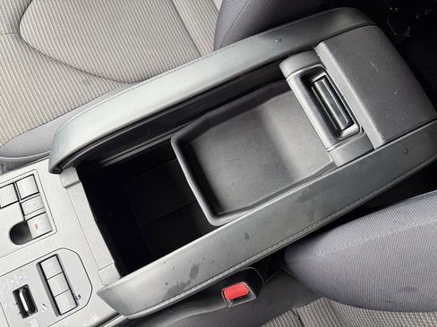 Used 2024 Toyota Highlander LE image 26