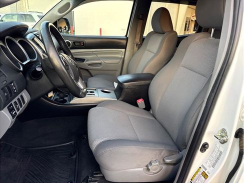 Used 2015 Toyota Tacoma PreRunner w/ TRD Sport Package image 12