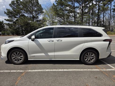 Used 2021 Toyota Sienna XLE image 4
