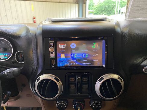 Used 2013 Jeep Wrangler Unlimited Rubicon w/ Connectivity Group AWD/4WD image 37