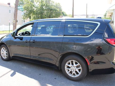 Used 2025 Chrysler Pacifica Select FWD image 8