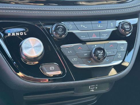 New 2026 Chrysler Pacifica Select FWD image 14