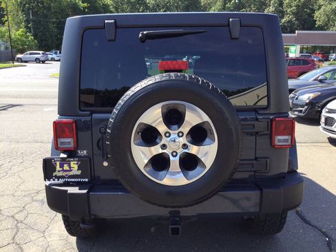 Used 2017 Jeep Wrangler Unlimited Sahara w/ Connectivity Group AWD/4WD image 9