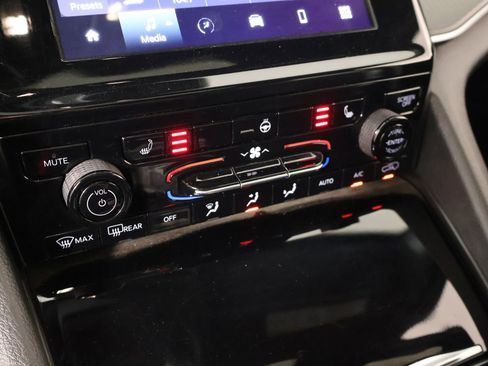 Used 2024 Jeep Grand Cherokee Altitude RWD image 7