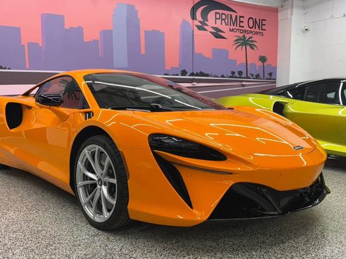 Used 2023 McLaren Artura RWD image 3